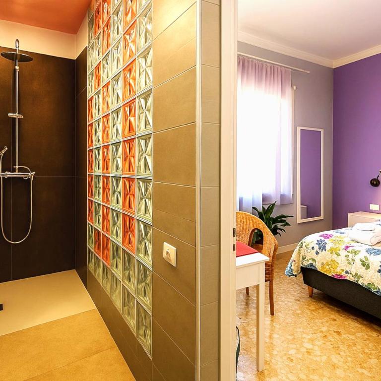 Camera Viola in zona tranquilla - Madame Fannj - Camera Matrimoniale con Bagno Privato - 4
