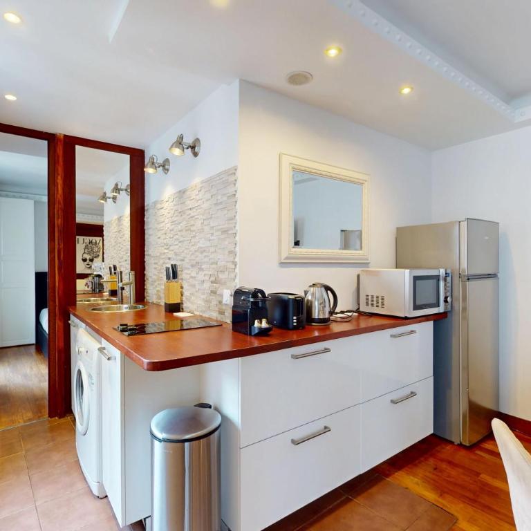 Avenue Montaigne - Prime Location - One-Bedroom Apartment - 16