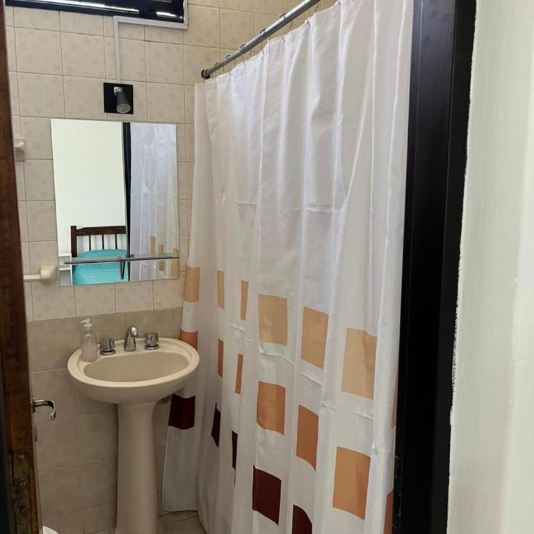 Hostal Andino - Habitación Familiar con baño privado - 4