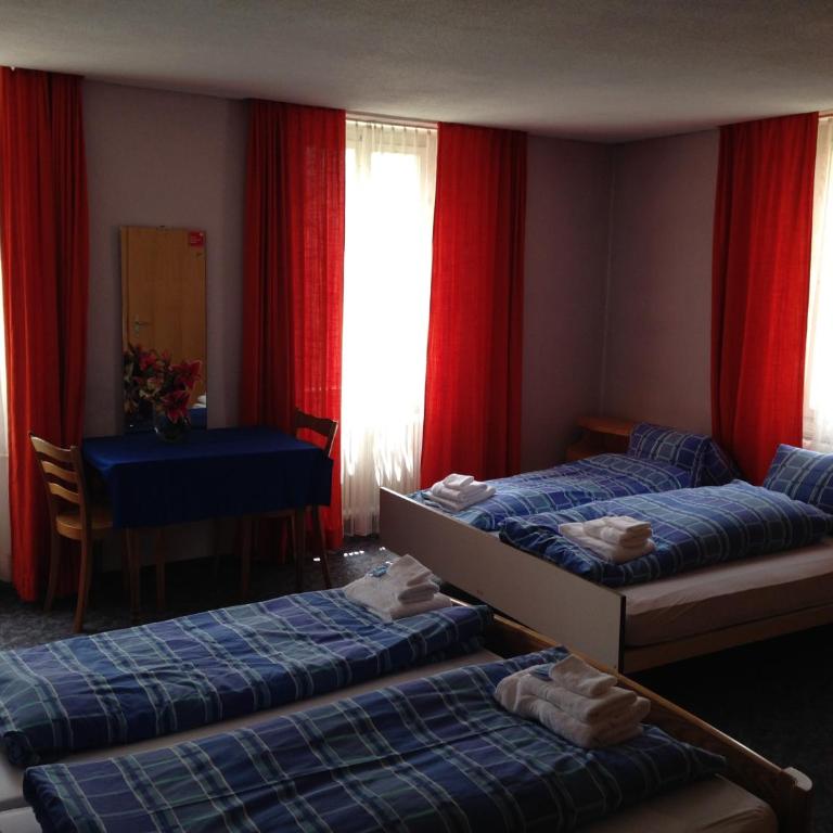 Hotel Quellenhof - Vierbettzimmer mit Bad - 3