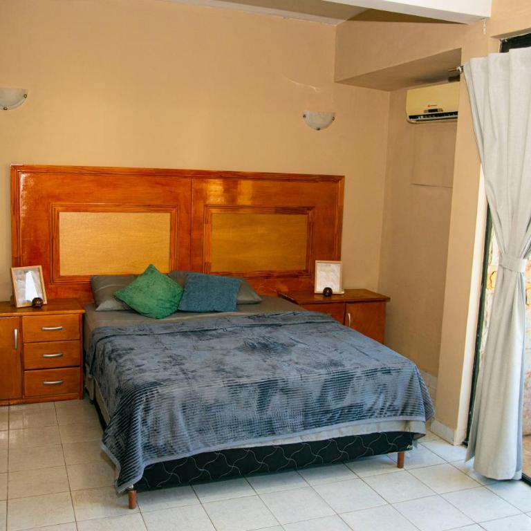 GuestHouse Encanto del Centro - Three-Bedroom Apartment with Balcony - 12