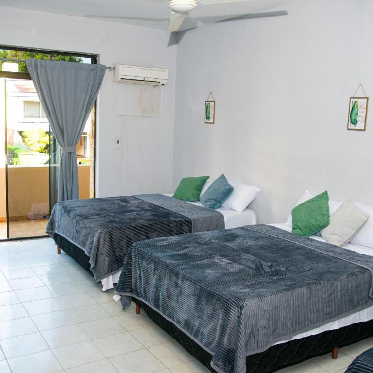 GuestHouse Encanto del Centro - Three-Bedroom Apartment with Balcony - 1