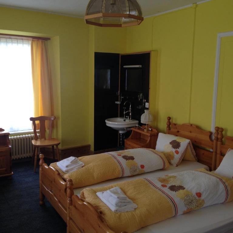 Hotel Quellenhof - Vierbettzimmer mit Gemeinschaftsbad - 5