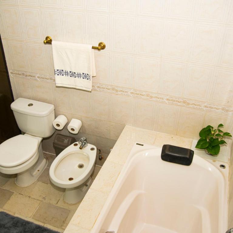 GuestHouse Encanto del Centro - Three-Bedroom Apartment with Balcony - 18