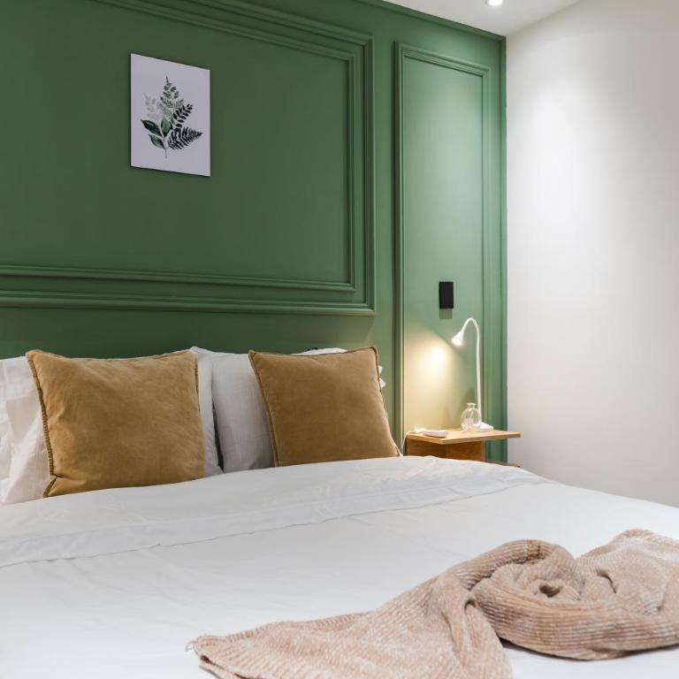 Fresco Living - Queen Room - 11