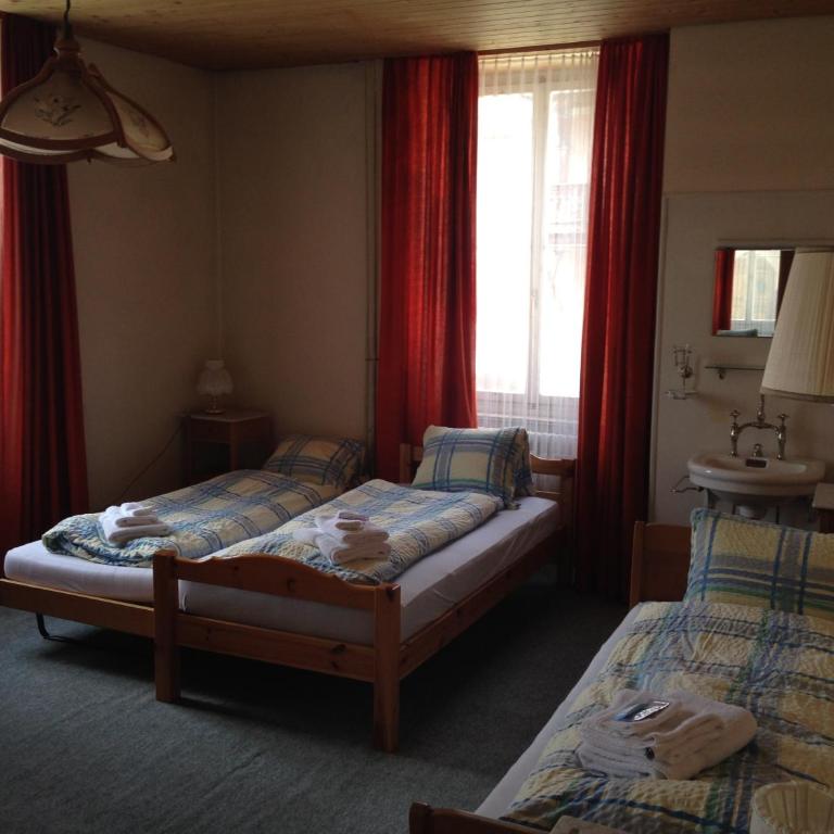 Hotel Quellenhof - Dreibettzimmer mit Gemeinschaftsbad - 5