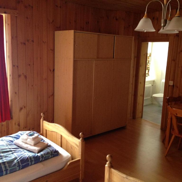 Hotel Quellenhof - Vierbettzimmer mit Bad - 5
