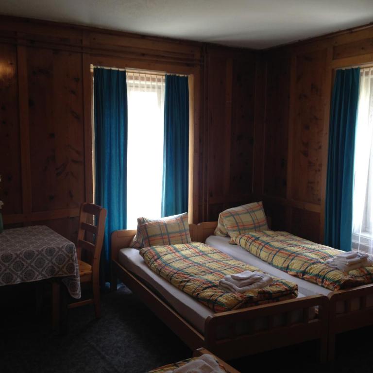 Hotel Quellenhof - Dreibettzimmer mit Gemeinschaftsbad - 6
