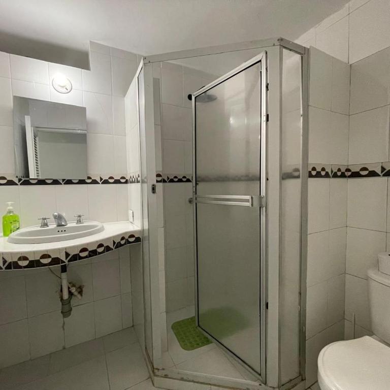 Espectacular apartamento de 4 alcobas en el Laguito - Two-Bedroom Apartment - 13