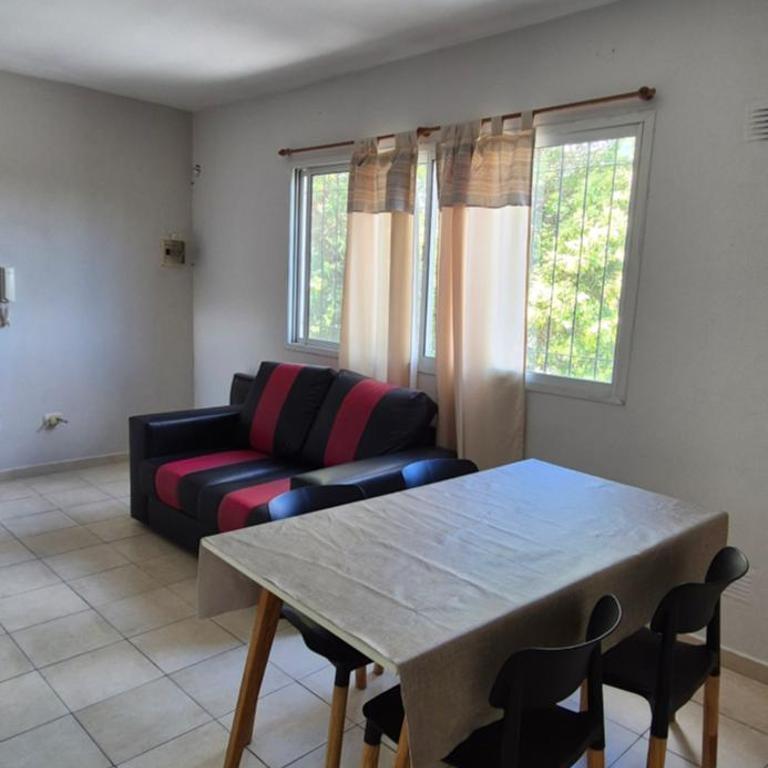 Dpto céntrico san lorenzo - 1er piso por escalera - Apartamento de 2 dormitorios - 1
