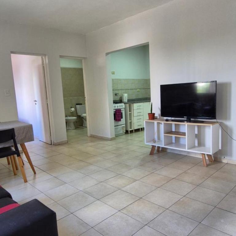 Dpto céntrico san lorenzo - 1er piso por escalera - Apartamento de 2 dormitorios - 3