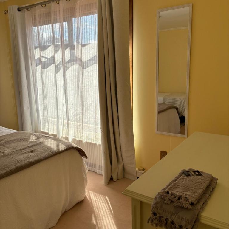 Hostal Mundet - Deluxe Double Room (2 Adults + 1 Child) - 3