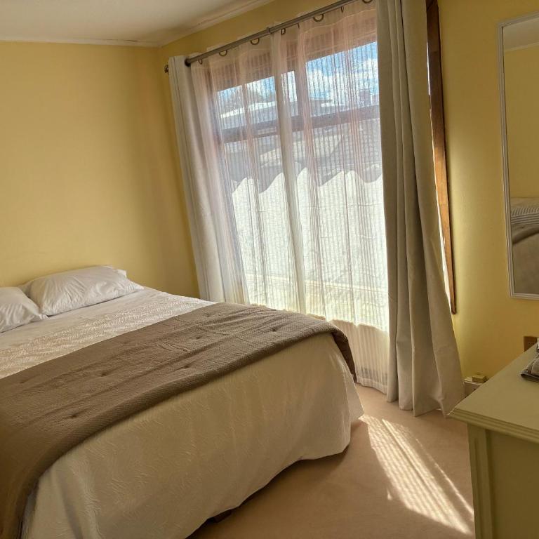 Hostal Mundet - Deluxe Double Room (2 Adults + 1 Child) - 9