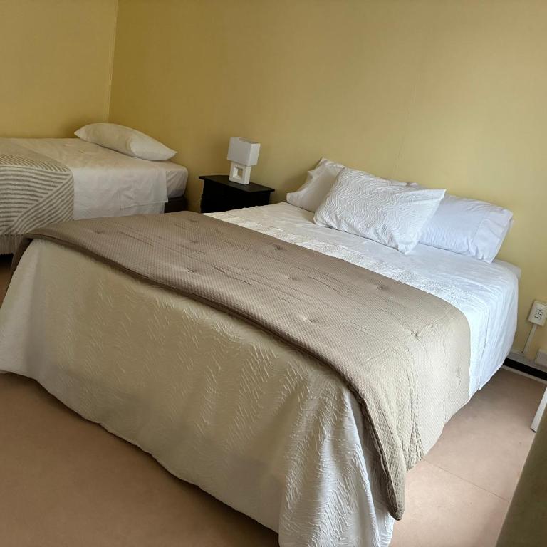 Hostal Mundet - Deluxe Double Room (2 Adults + 1 Child) - 12