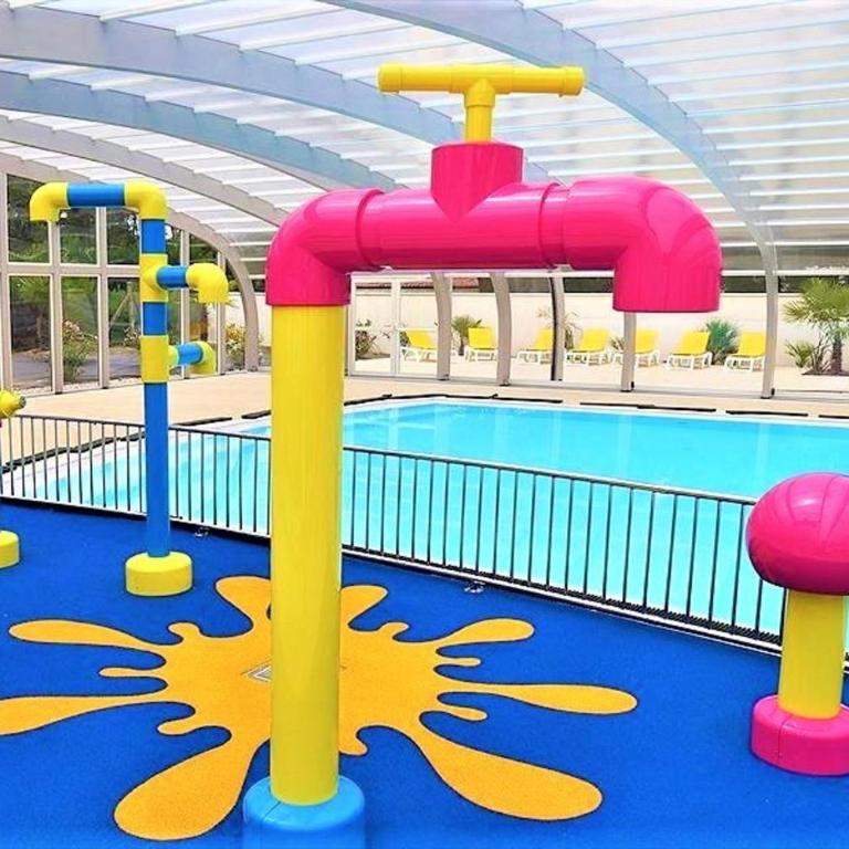 Campsite Mobile Home - 3 Beds - Family Pools - Camera Matrimoniale con Vista Parco - 13