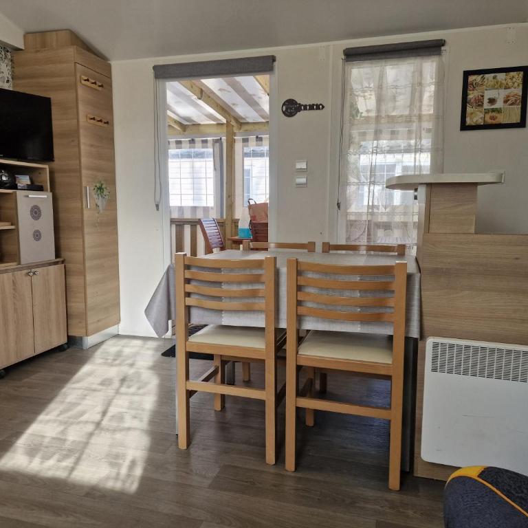 Campsite Mobile Home - 3 Beds - Family Pools - Camera Matrimoniale con Vista Parco - 8
