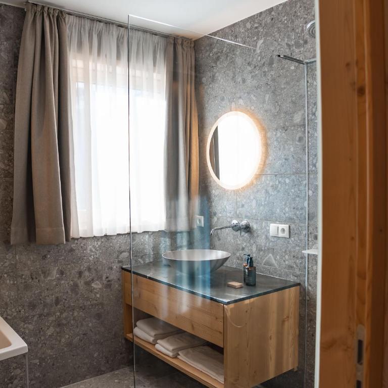 Berghotel Wald&Wiesn - Vierbettzimmer mit Badewanne - 10