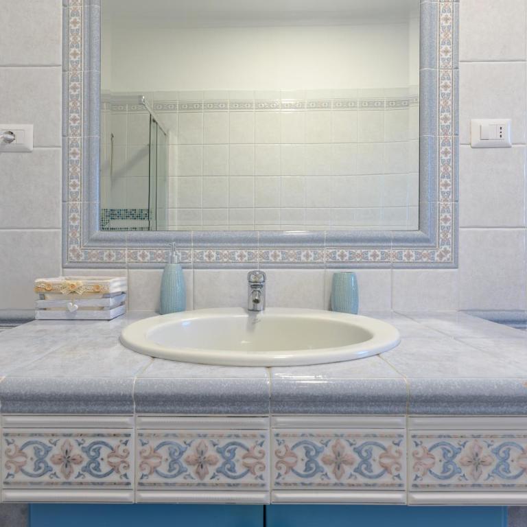 Silver Nest - 9 min to Airport - Free Netflix e Wi-Fi - Double Room with Private Bathroom - 6