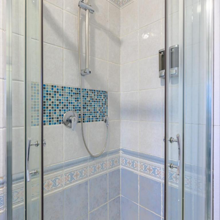 Silver Nest - 9 min to Airport - Free Netflix e Wi-Fi - Double Room with Private Bathroom - 7