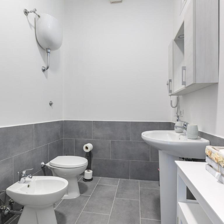 Silver Nest - 9 min to Airport - Free Netflix e Wi-Fi - Double Room with Private Bathroom - 4