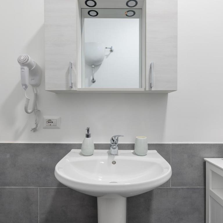Silver Nest - 9 min to Airport - Free Netflix e Wi-Fi - Double Room with Private Bathroom - 7