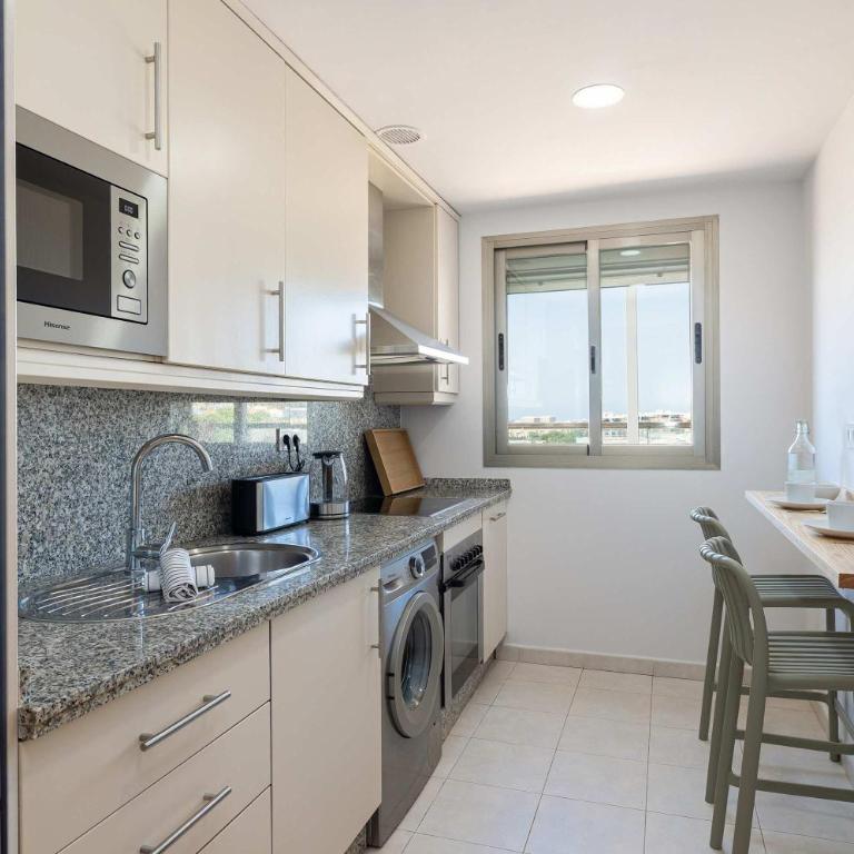 Elegant 3BR Penthouse with Sea View Pool & Garden - Apartamento - 7