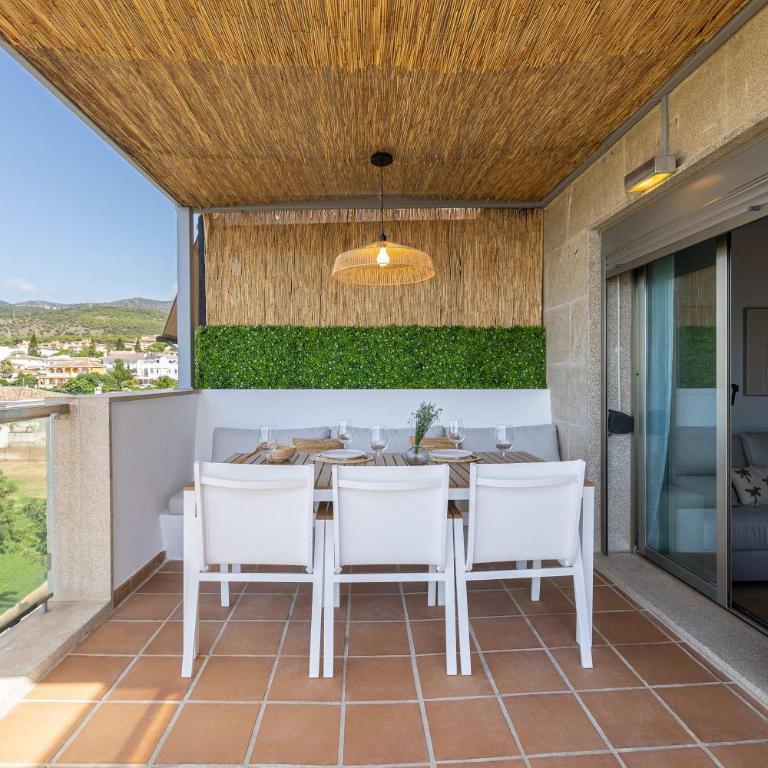 Elegant 3BR Penthouse with Sea View Pool & Garden - Apartamento - 13