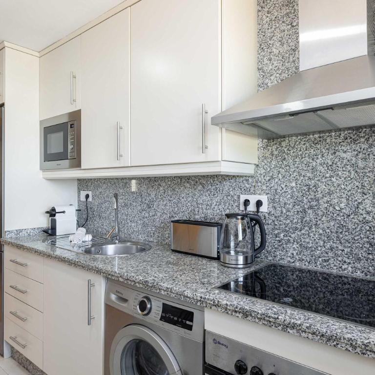 Elegant 3BR Penthouse with Sea View Pool & Garden - Apartamento - 14
