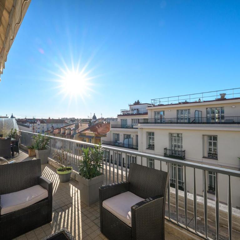 Terrasse ensoleillée sur les toits de Nice - Appartement 2 Chambres - 24