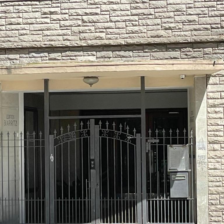 Depto reciclado a nuevo, súper tranquilo, frente a Plaza Colón - One-Bedroom Apartment - 14