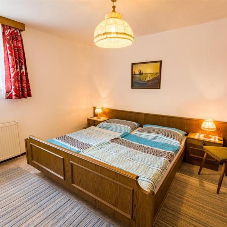 Johannes Gusterer - Three-Bedroom Apartment with Shower - 6