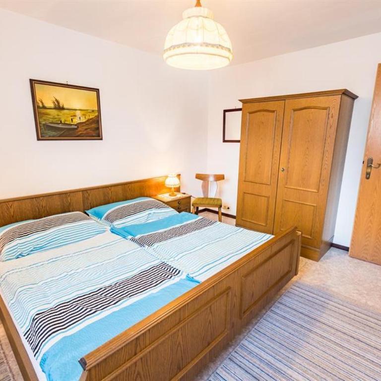 Johannes Gusterer - Three-Bedroom Apartment with Shower - 7