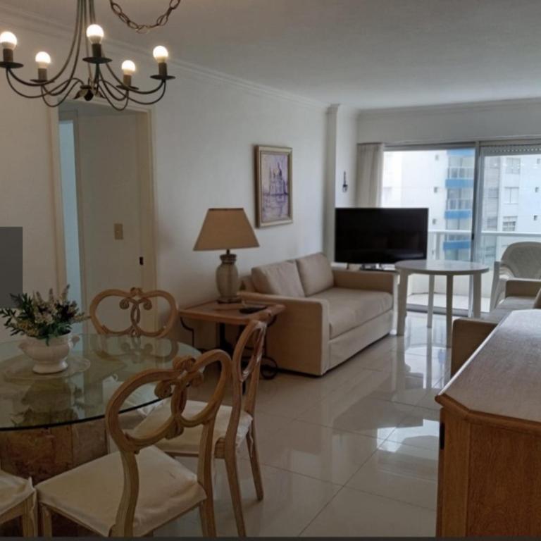 Apartamento Torre Marina II - Vista al Mar - Parada 5 Playa Brava - a 150 m de la Playa - Three-Bedroom Apartment with Sea View - 4