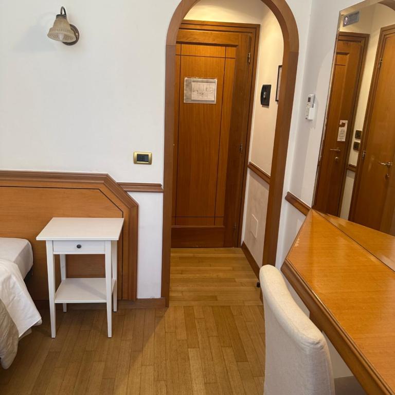 Green Hotel - Single Room - 4