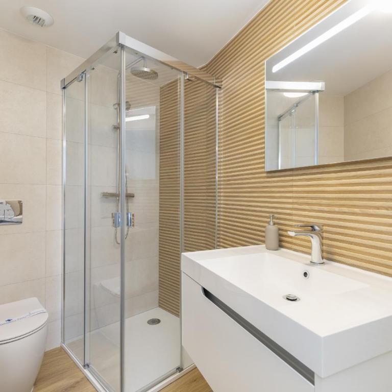 ApartUP Port Marina Azura - Three-Bedroom Deluxe Apartment - 39