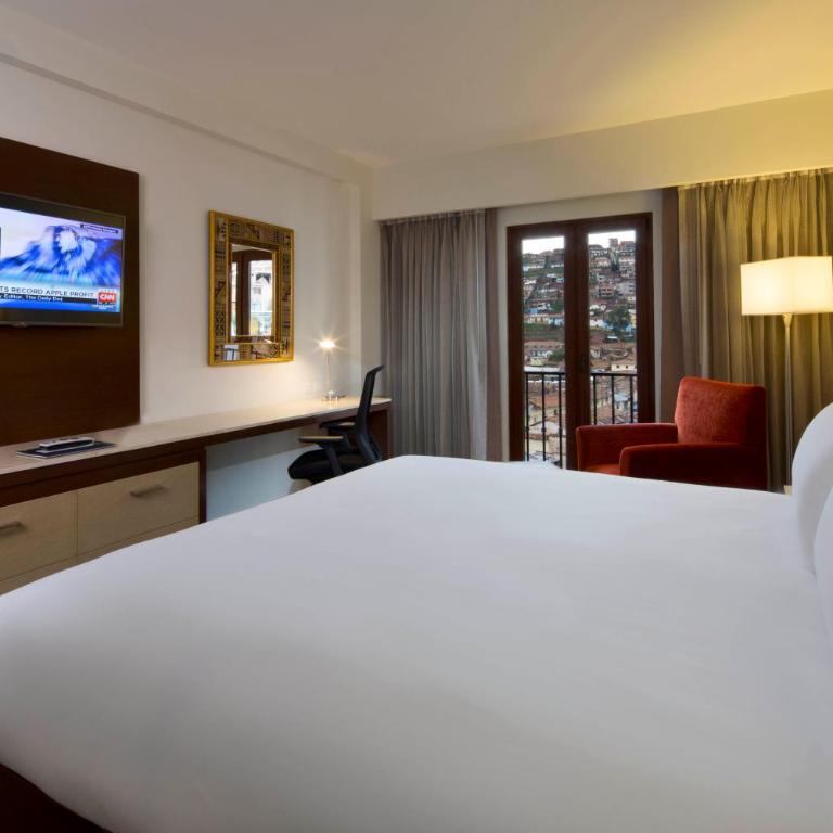 Hilton Garden Inn Cusco - Habitación con cama extragrande y vistas panorámicas - 9