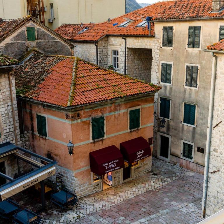 Tara Rooms In The Heart Of Old Town Kotor - Twin Room with Shared Bathroom - 1