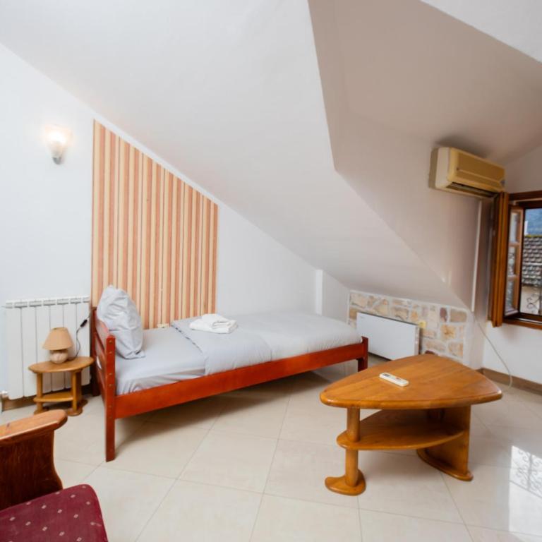 Tara Rooms In The Heart Of Old Town Kotor - Twin Room with Shared Bathroom - 2