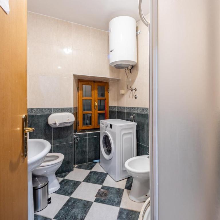Tara Rooms In The Heart Of Old Town Kotor - Twin Room with Shared Bathroom - 4