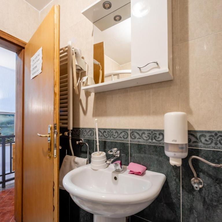 Tara Rooms In The Heart Of Old Town Kotor - Twin Room with Shared Bathroom - 10