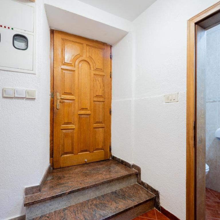 Tara Rooms In The Heart Of Old Town Kotor - Twin Room with Shared Bathroom - 17