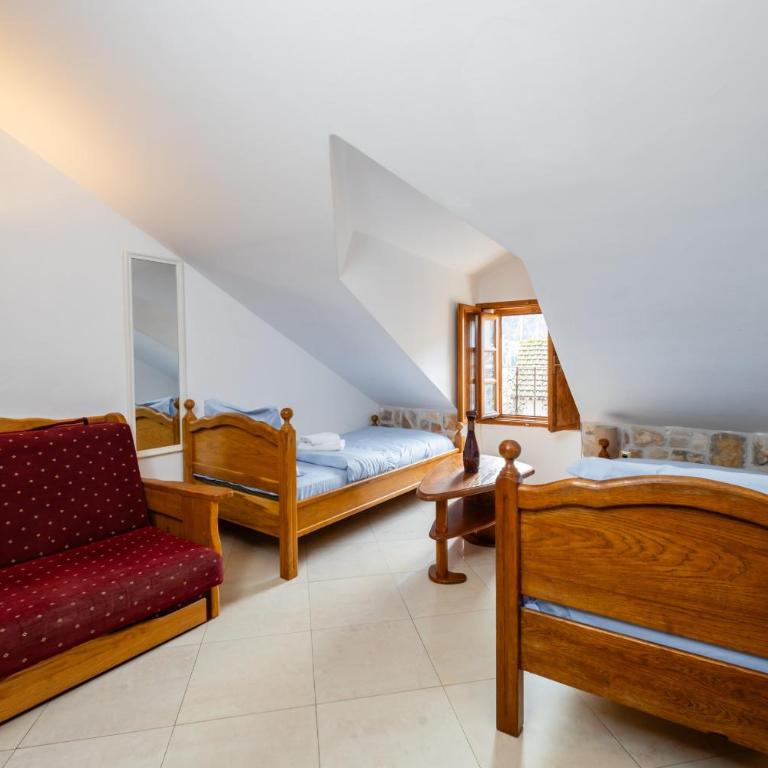 Tara Rooms In The Heart Of Old Town Kotor - Twin Room with Shared Bathroom - 15