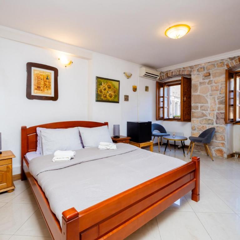 Tara Rooms In The Heart Of Old Town Kotor - Double Room with Shared Bathroom - 16