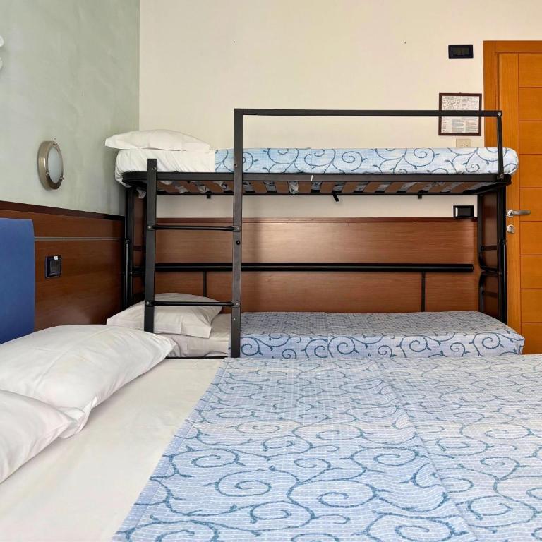 Hotel Rex - Fronte mare Riccione - Quadruple Room with Sea View - 4
