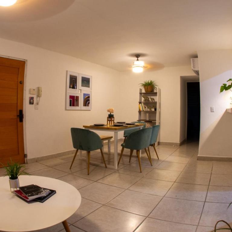 Espacioso departamento con gran ubicación en playa del carmen - Apartamento de 2 dormitorios - 4