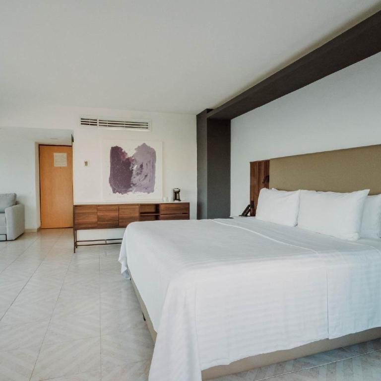 HS HOTSSON Hotel Acapulco - Habitación con cama extragrande y vistas al mar - 3