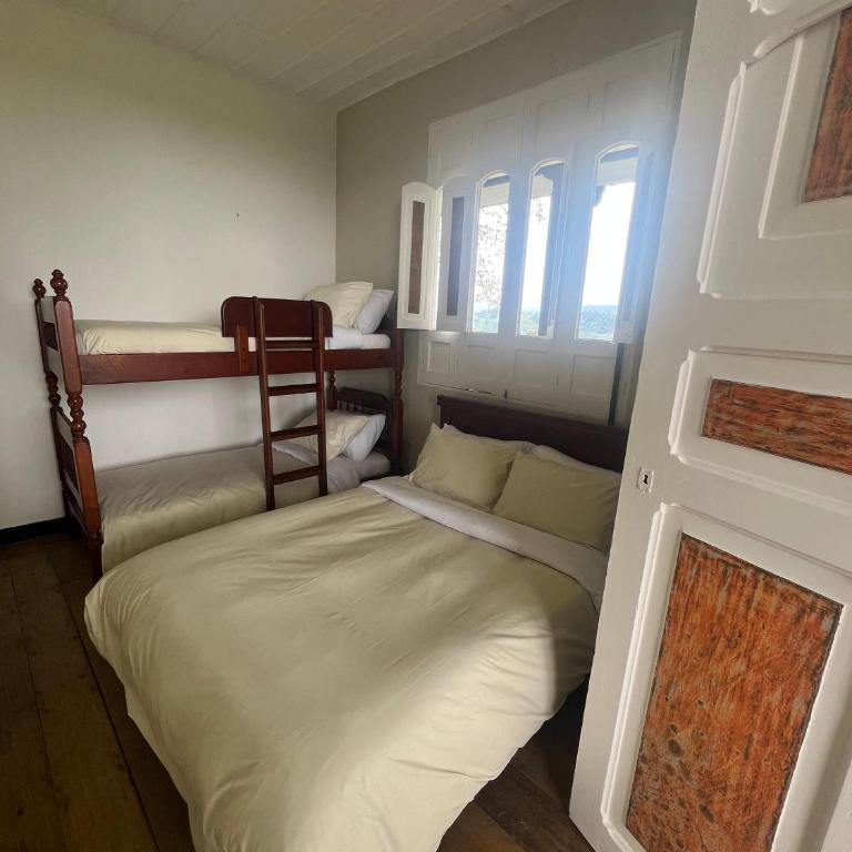 Hostal Casita Colonial Amarilla - Habitación Cuádruple Económica con baño compartido - 2