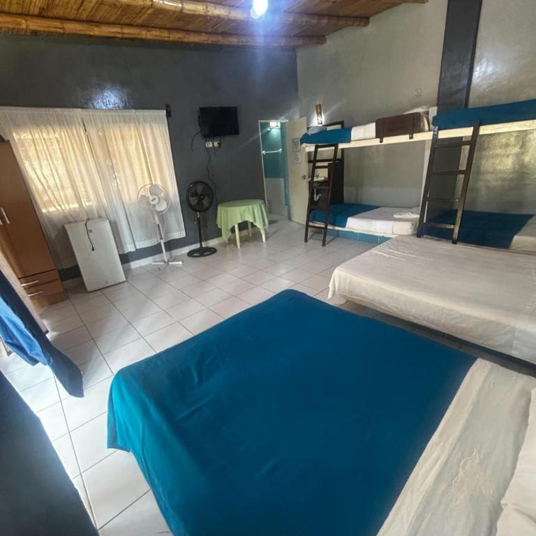 La casa de Jessi - Habitación Familiar con vistas al jardín - 4