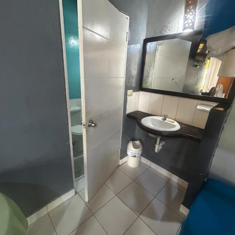 La casa de Jessi - Habitación Familiar con vistas al jardín - 10