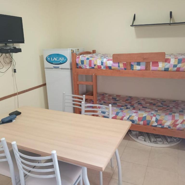 Departamento con cochera para 4 personas, 2 ambientes en Villa Gessel a cuatro cuadras de la playa - One-Bedroom Apartment - 1